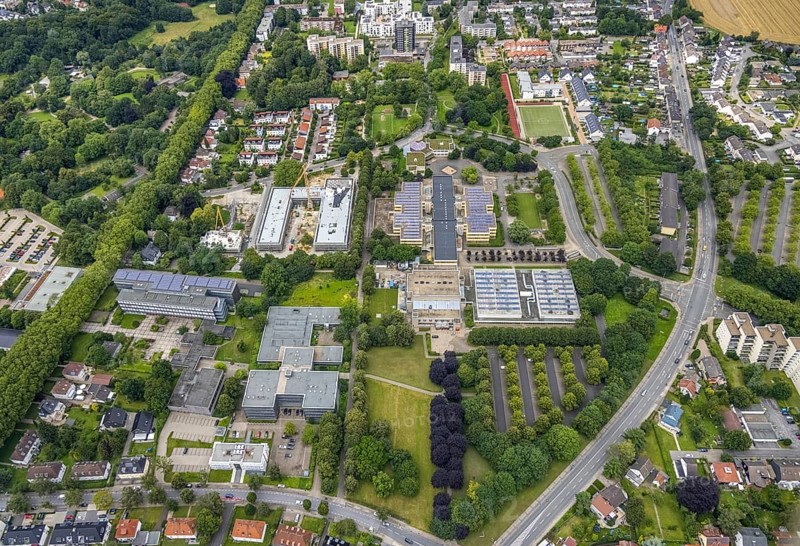 Aerial view, construction site and new building Bildungscampus Unna, school centre with Werner von Siemens comprehensive school, Geschwister-Scholl-Gymnasium Unna, Hellweg Berufskolleg Unna, Erich Göpfert civic hall Unna, new building kindergarten Rasselbande II Döbelner Straße, Königsborn, Unna, Ruhr area, North Rhine-Westphalia, Germany, construction work, construction area, construction site, building plots, construction crane, construction project, construction site, education, educational institution, campus, DE, Europe, grammar school, kindergarten, day care centre, day nursery, day care centre, teaching institute, aerial view, aerial photography, aerial photography, new building, school, school centre, overview, bird's-eye view, birds-eyes view, formerly Anne-Frank-Realschule, overview