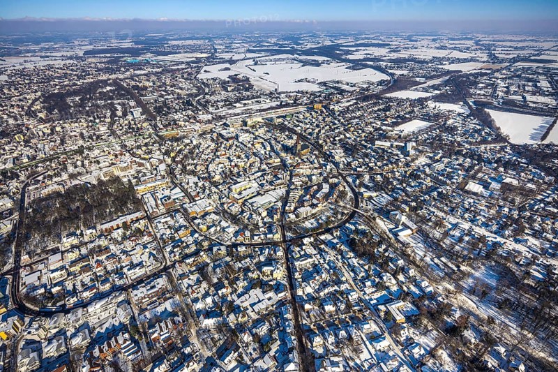 Aerial view, city centre, city, old town, Wallring, Unna, Ruhr area, North Rhine-Westphalia, Germany, DE, Europe, Protestant town church, property tax, real estate, aerial view, aerial photography, aerial photography, snow, overview, bird's-eye view, Wall streets, winter, onset of winter, winter landscape, living and life, residential area, residential buildings, quality of life, bird's-eye view, overview