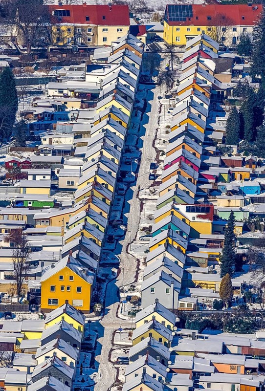 Aerial view, Friedrichstraße colliery housing estate, coloured house facades in the snow, Königsborn, Unna, Ruhr area, North Rhine-Westphalia, Germany, DE, detached houses, Europe, property tax, real estate, aerial view, aerial photography, aerial photography, terraced houses, snow, overview, bird's-eye view, winter, winter slump, winter landscape, housing estate, living and living, residential area, residential houses, quality of living, residential quarter, housing estate, birds-eyes view, overview