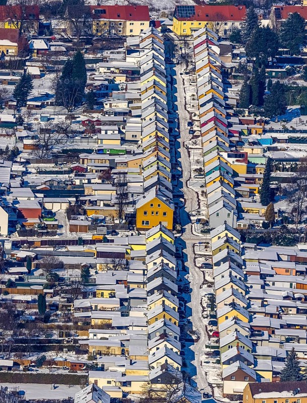 Aerial view, Friedrichstraße colliery housing estate, coloured house facades in the snow, Königsborn, Unna, Ruhr area, North Rhine-Westphalia, Germany, DE, detached houses, Europe, property tax, real estate, aerial view, aerial photography, aerial photography, terraced houses, snow, overview, bird's-eye view, winter, winter slump, winter landscape, housing estate, living and living, residential area, residential houses, quality of living, residential quarter, housing estate, birds-eyes view, overview