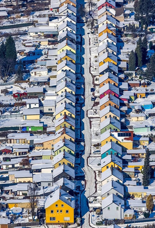Aerial view, Friedrichstraße colliery housing estate, coloured house facades in the snow, Königsborn, Unna, Ruhr area, North Rhine-Westphalia, Germany, DE, detached houses, Europe, property tax, real estate, aerial view, aerial photography, aerial photography, terraced houses, snow, overview, bird's-eye view, winter, winter slump, winter landscape, housing estate, living and living, residential area, residential houses, quality of living, residential quarter, housing estate, birds-eyes view, overview