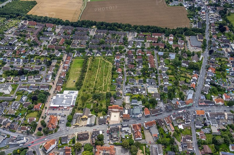 Aerial view, Rewe supermarket with solar roof, Massener Hellweg, Maßen, Unna, Ruhr area, North Rhine-Westphalia, Germany, DE, shopping markets, shopping place, shopping centre, Europe, aerial view, aerial photography, aerial photography, local supply centre, photovoltaic, photovoltaic system, solar, solar system, solar roof, solar energy, solar energy, overview, bird's-eye view, birds-eyes view, overview