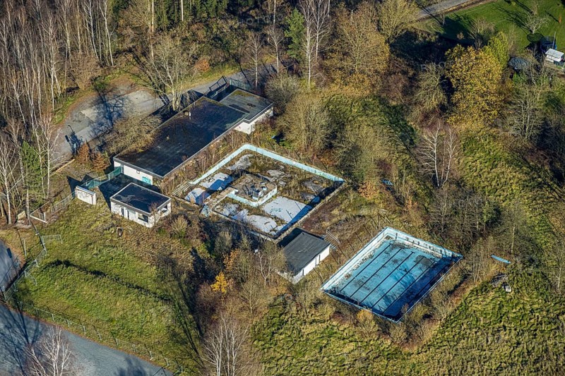 Aerial view, former outdoor swimming pool at the Sorpesee in the district Amecke in Sundern, Sauerland, North Rhine-Westphalia, Germany, DE, Europe, outdoor swimming pool, aerial view, aerial photography, aerial photography, swimming pool, swimming pool, Sorpetalsperre, reservoir, Sundern, dam, overview, bird's-eye view, lost place, overview