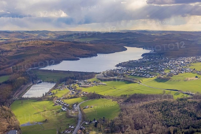 Aerial view, Lake Sorpe with dam, Langscheid, Sundern, Sauerland, North Rhine-Westphalia, Germany, DE, Europe, distant view, aerial view, aerial photography, aerial photography, lake, Sorpe dam, dam, overview, bird's-eye view, forest, forest area, birds-eyes view, overview