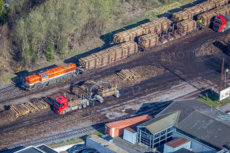 Aerial photo, timber transport and loading at Sundern station, Sundern, Sauerland, North Rhine-Westphalia, Germany, railway tracks, station, DE, Deutsche Bahn AG, Europe, goods, freight transport, freight traffic, main station, aerial photo, aerial photography, aerial photography, overview, bird's-eye view, birds-eyes view, overview, spruce dieback, bark beetle plague, bark beetle damage, dead spruce, spruce clear-cut, clear-cutting, damaged wood