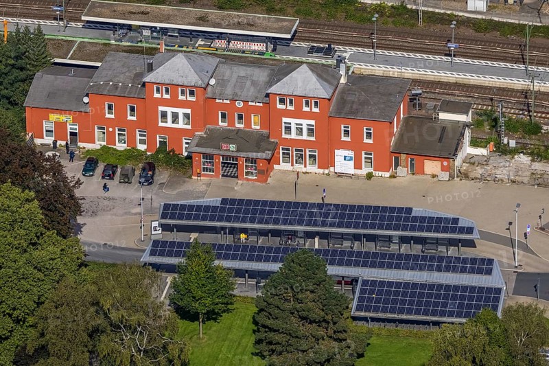 Aerial view, Schwelm railway station with red station building and bus station with solar roof in Schwelm, Ruhr area, North Rhine-Westphalia, Germany, railway station, station forecourt, bus station, DE, Deutsche Bahn AG, Europe, central station, main station, aerial view, aerial photography, aerial photography, Schwelm, overview, bird's-eye view, ZOB, birds-eyes view, overview