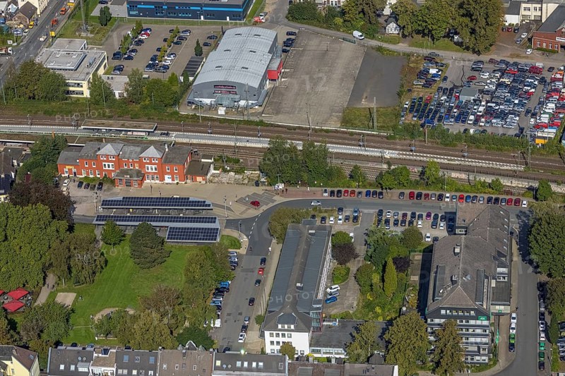Aerial view, Schwelm railway station with red station building and bus station with solar roof and YNS Arena Eventhalle Schwelm in Schwelm, Ruhr area, North Rhine-Westphalia, Germany, railway station, station forecourt, bus station, DE, Deutsche Bahn AG, Europe, central station, main station, culture, art, aerial view, aerial photography, aerial photography, Schwelm, overview, event location, event venue, bird's-eye view, ZOB, birds-eyes view, cultural use, overview