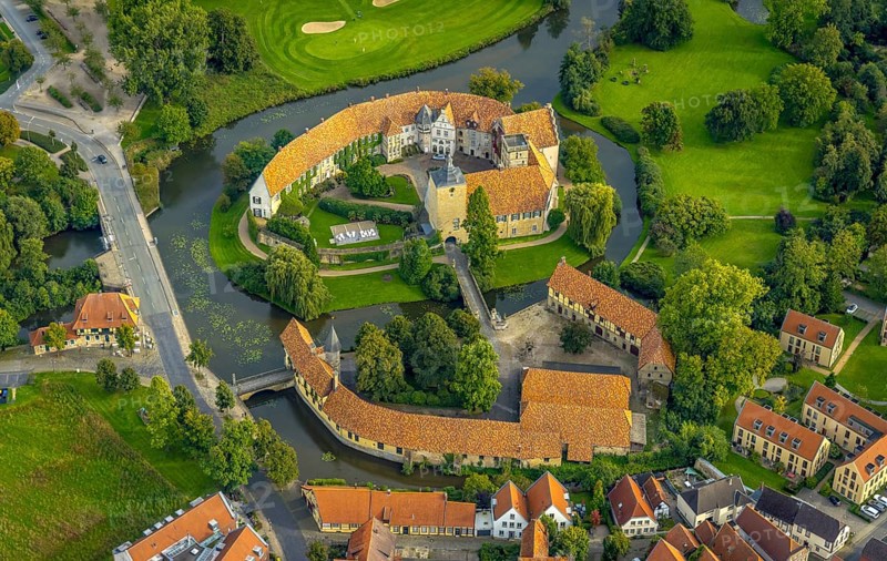 Aerial view, Burgsteinfurt Castle, also known as Steinfurt Castle, in the Burgsteinfurt district of Steinfurt, Münsterland, North Rhine-Westphalia, Germany, castle, castle complex, DE, Europe, moat, island, aerial photograph, aerial photography, aerial photography, castle, castle complex, Steinfurt, Steinfurter Aa, overview, bird's eye view, moat, moated castle, moated castle, bird's eye view, overview