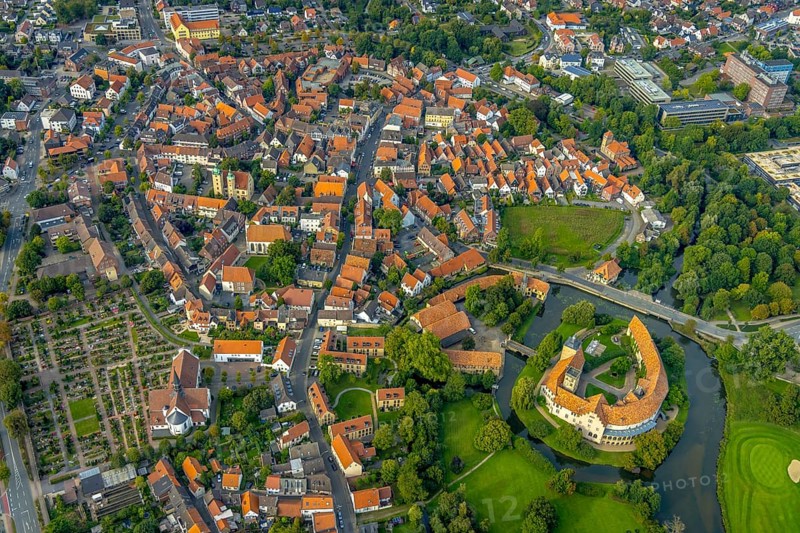 Aerial view, Burgsteinfurt Castle, also known as Steinfurt Castle, in the Burgsteinfurt district of Steinfurt, Münsterland, North Rhine-Westphalia, Germany, castle, castle complex, DE, Europe, moat, island, aerial photograph, aerial photography, aerial photography, castle, castle complex, Steinfurt, Steinfurter Aa, overview, bird's eye view, moat, moated castle, moated castle, bird's eye view, overview