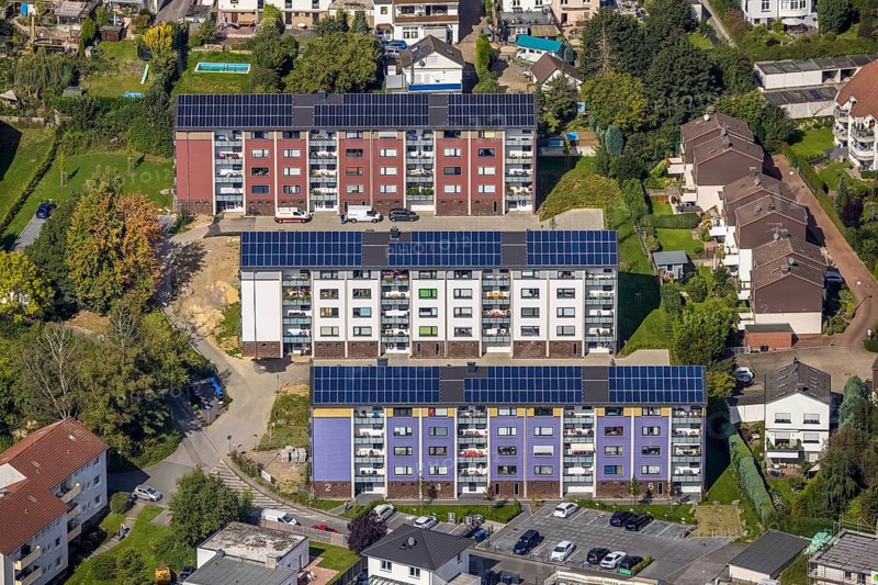 Aerial view, renovation of the apartment buildings on Hegelstraße with solar roof in the Loh district of Schwelm, Ruhr area, North Rhine-Westphalia, Germany, DE, Europe, property tax, real estate, aerial view, aerial photography, aerial photography, Schwelm, overview, bird's-eye view, housing estate, living and living, residential area, residential buildings, residential quality, residential neighbourhood, housing estate, birds-eyes view, overview