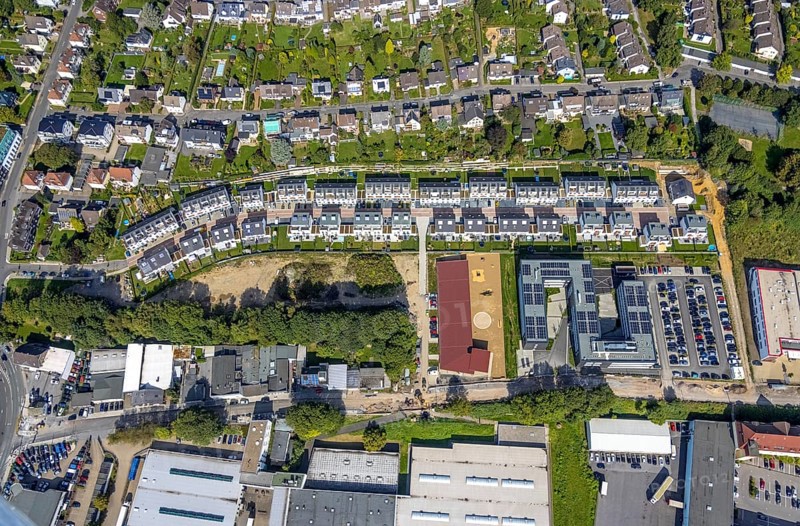 Aerial view, terraced house, housing estate Gustav-Heinemann-Straße and administrative office Jobcenter EN with solar roof as well as new building of the kindergarten at Martha-Kronenberg-Weg in the district Loh in Schwelm, Ruhr area, North Rhine-Westphalia, Germany, DE, Europe, property tax, real estate, kindergarten, day nursery, day care centre, day nursery, aerial view, aerial photography, aerial photography, Schwelm, overview, bird's-eye view, residential area, residential buildings, residential quality, residential quarter, housing estate, birds-eyes view, overview