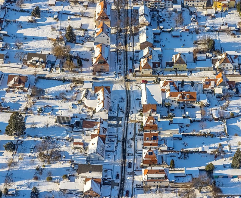 Aerial view, residential area Müllingserweg - Blumenstraße - Medebacher Straße, winter, snow, red tiled roofs, Soest, Soester Börde, North Rhine-Westphalia, Germany, Soester, Börde, DE, Europe, birds-eyes, view, aerial photograph, aerial photography, aerial photography, overview, overview, bird's eye view, winter weather, onset of winter, cold, living, flat, houses, residential buildings, housing estate, settlement