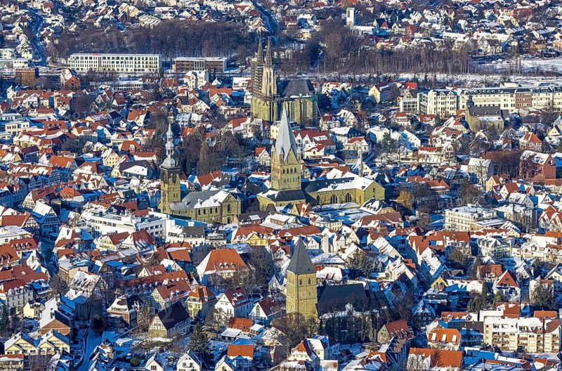 Aerial view, old town centre Soest, half-timbered houses, church St.. Petri (Alde Kerke), Church St. Patrokli Cathedral, Church St. Maria zur Wiese, Church St. Pauli, winter, snow, Soest, Soester Börde, North Rhine-Westphalia, Germany, Soester, Börde, DE, Europe, birds-eyes, view, aerial view, aerial photography, aerial photography, overview, overview, bird's eye view, winter weather, winter onset, cold, town centre, church, religion, faith, worship, mass