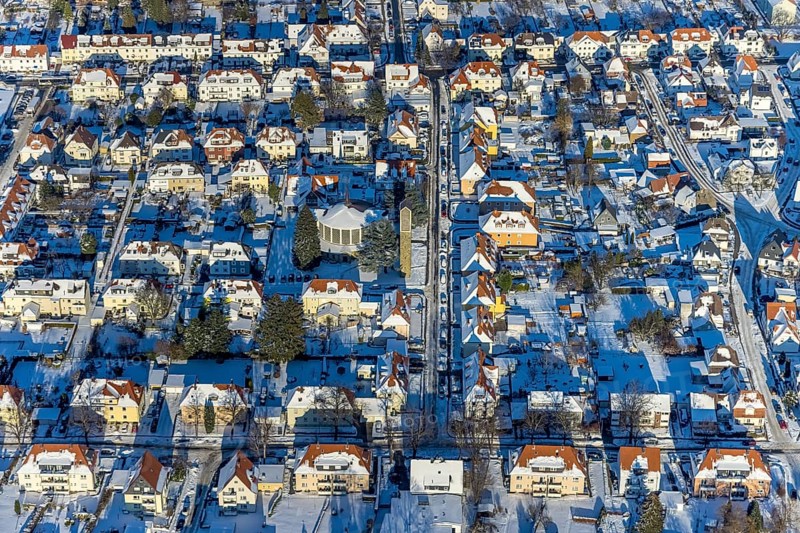 Aerial view, St. Bruno Church, architects Aloys Dietrich and Bernhard Lippsmeier designed the St. Bruno Church, residential area Lindenstraße, Ahornstraße, Akazienstraße, Pauli, Soest, Soester Börde, North Rhine-Westphalia, Germany, Soester, Börde, DE, Europe, birds-eyes, view, aerial photograph, aerial photography, aerial photography, overview, overview, bird's-eye view, winter, winter weather, snow, winter onset, cold, church, religion, faith, worship, mass, living, flat, houses, residential buildings, housing estate, settlement