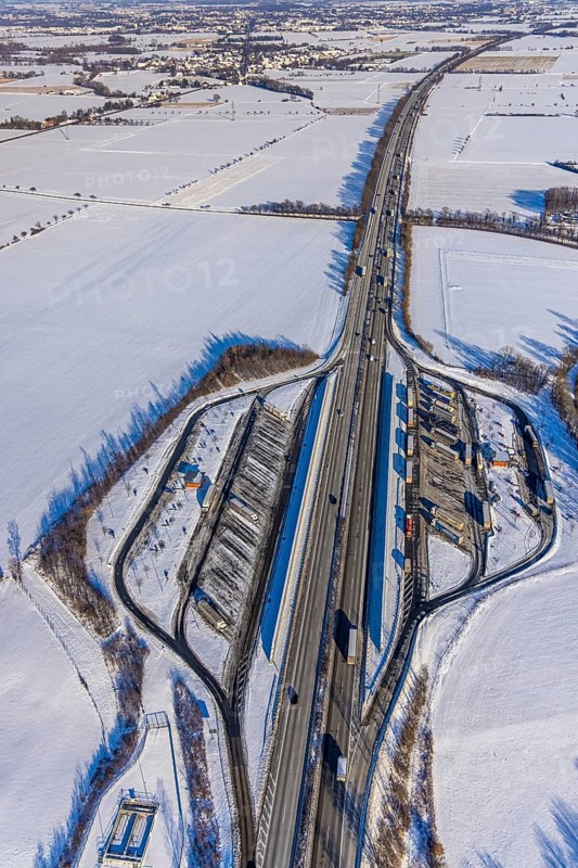 Aerial photo, Ostönner Grund rest area on the A44 motorway, snow, winter, rest areas, trucks, Röllingsen, Soest, Soester Börde, North Rhine-Westphalia, Germany, Soester, Börde, DE, Europe, birds-eyes, view, aerial photography, aerial photography, overview, overview, bird's eye view, winter weather, onset of winter, cold, rest area, Ostönner, Grund, transport, traffic, infrastructure, logistics, road traffic, parking, cars, parking area