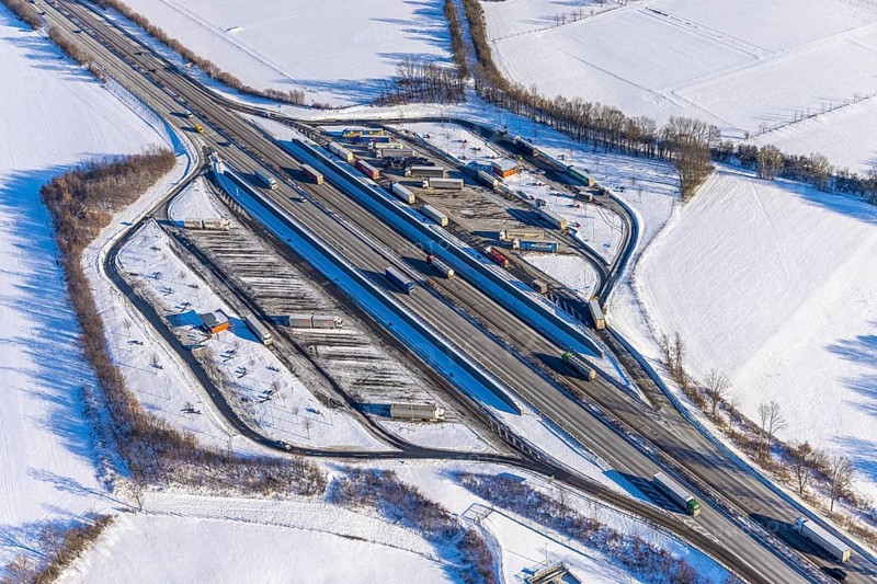 Aerial photo, Ostönner Grund rest area on the A44 motorway, snow, winter, rest areas, trucks, Röllingsen, Soest, Soester Börde, North Rhine-Westphalia, Germany, Soester, Börde, DE, Europe, birds-eyes, view, aerial photography, aerial photography, overview, overview, bird's eye view, winter weather, onset of winter, cold, rest area, Ostönner, Grund, transport, traffic, infrastructure, logistics, road traffic, parking, cars, parking area