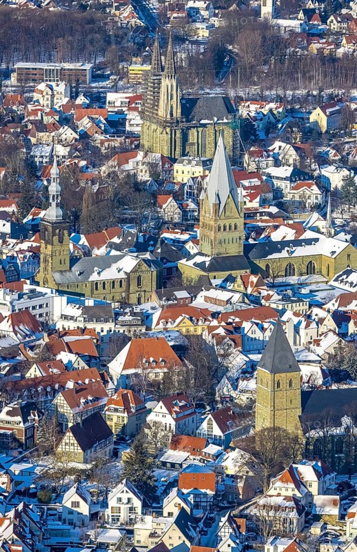 Aerial view, old town centre Soest, half-timbered houses, church St.. Petri (Alde Kerke), Church St. Patrokli Cathedral, Church St. Maria zur Wiese, Church St. Pauli, winter, snow, Soest, Soester Börde, North Rhine-Westphalia, Germany, Soester, Börde, DE, Europe, birds-eyes, view, aerial view, aerial photography, aerial photography, overview, overview, bird's eye view, winter weather, winter onset, cold, town centre, church, religion, faith, worship, mass