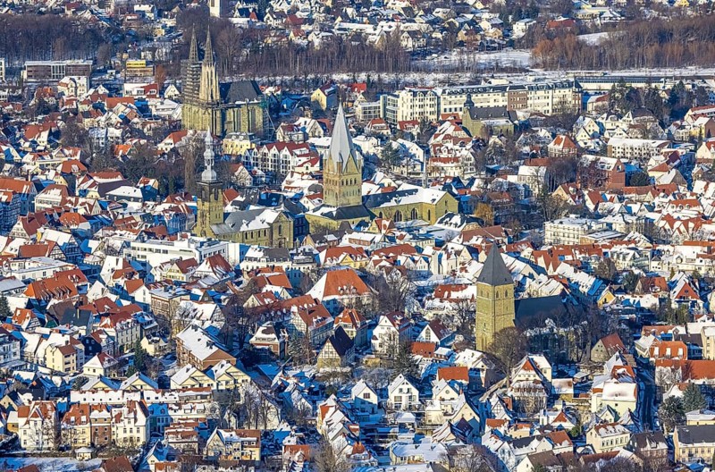 Aerial view, old town centre Soest, half-timbered houses, church St.. Petri (Alde Kerke), Church St. Patrokli Cathedral, Church St. Maria zur Wiese, Church St. Pauli, winter, snow, Soest, Soester Börde, North Rhine-Westphalia, Germany, Soester, Börde, DE, Europe, birds-eyes, view, aerial view, aerial photography, aerial photography, overview, overview, bird's eye view, winter weather, winter onset, cold, town centre, church, religion, faith, worship, mass