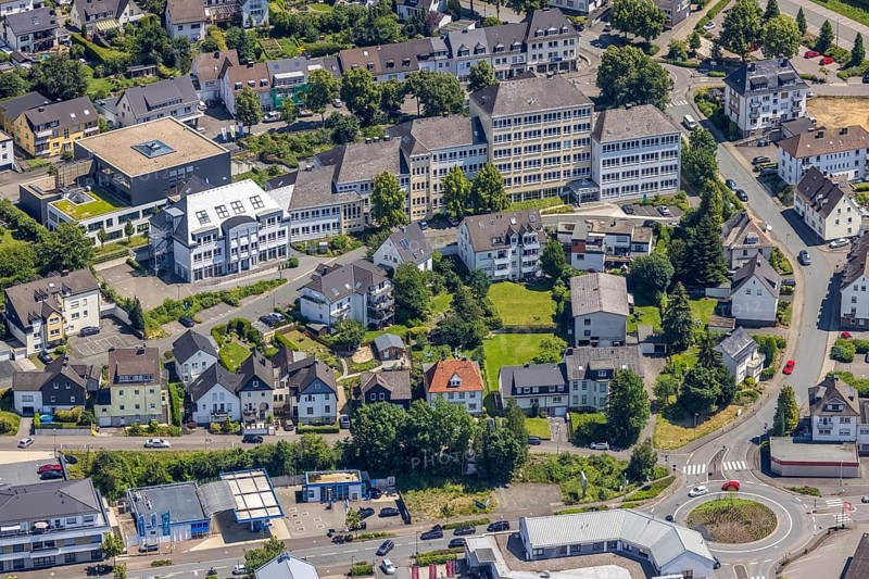 Aerial photo, VHS and Berufskolleg Kurfürst-Heinrich-Straße, Olpe-Stadt, Olpe, Sauerland, North Rhine-Westphalia, Germany, Berufskolleg, education, educational institution, DE, Europe, educational institute, aerial photography, aerial photography, aerial photography, school, overview, bird's eye view, Volkshochschule, birds-eyes view, overview
