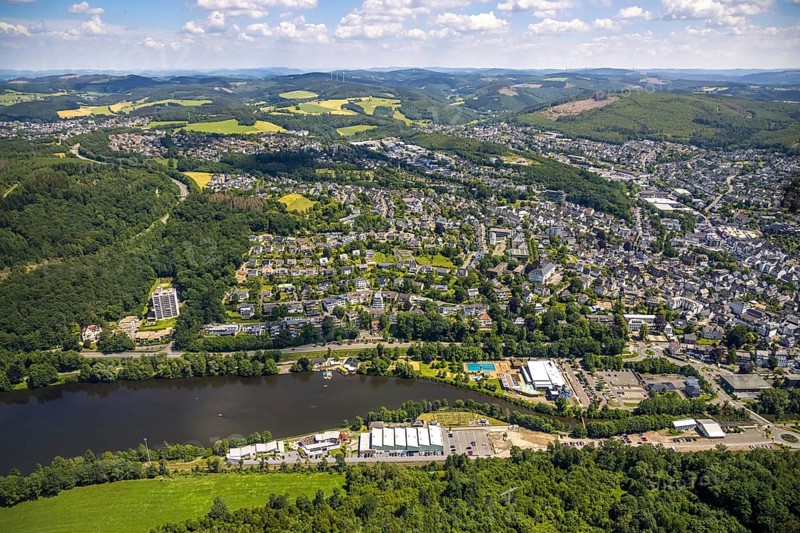 Aerial view, Biggesee, Obersee, leisure pool Olpe, Sea Bounce Indoorsport, Biggehochhaus and Biggeschlösschen am Biggesee, local view Olpe-Stadt, Olpe, Sauerland, North Rhine-Westphalia, Germany, bathing establishment, bathing resort, DE, Europe, outdoor pool, leisure activities, leisure centre, high-rise building, aerial view, aerial photography, aerial photography, swimming pool, overview, bird's-eye view, overview
