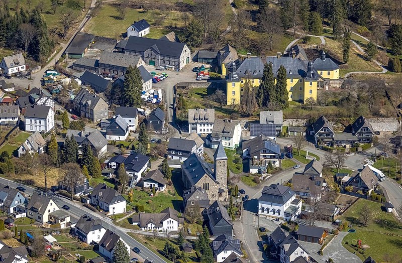 Aerial photograph, Antfeld Castle, St. Mary's Catholic Church Antfeld, Olsberg, Sauerland, North Rhine-Westphalia, Germany, DE, Europe, manor house, manor building, aerial photograph, aerial photography, aerial photography, castle, overview, bird's-eye view, overview