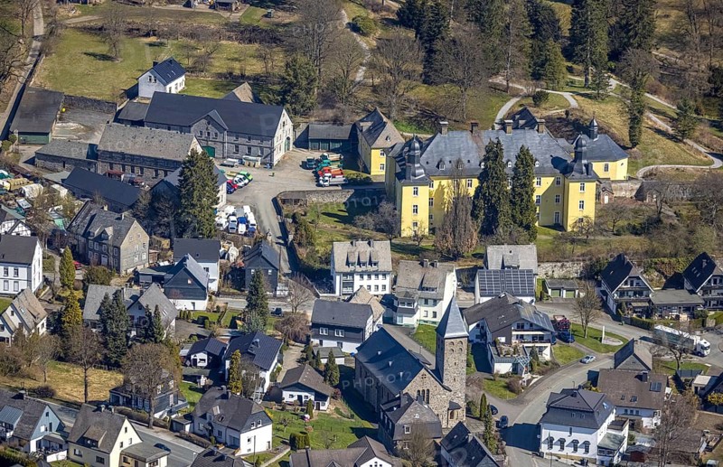 Aerial photograph, Antfeld Castle, St. Mary's Catholic Church Antfeld, Olsberg, Sauerland, North Rhine-Westphalia, Germany, DE, Europe, manor house, manor building, aerial photograph, aerial photography, aerial photography, castle, overview, bird's-eye view, overview