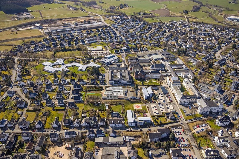 Aerial view, local view Bigge, Josefsheim Bigge, Elisabeth-Klinik Bigge, Josefs Brauerei, Olsberg, Sauerland, North Rhine-Westphalia, Germany, DE, Europe, health care, property tax, Heinrich-Sommer-Straße, hospital, real estate, kindergarten new building, clinic, clinic centre, hospital, aerial view, aerial photography, aerial photography, medical facility, medical assistance, emergency service, nursing home, round building, overview, bird's-eye view, residential complex, living and working, living and life, residential area, residential buildings, housing estate, birds-eyes view, overview, medical care