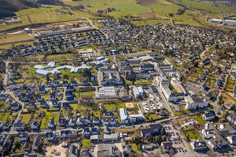 Aerial view, local view Bigge, Josefsheim Bigge, Elisabeth-Klinik Bigge, Josefs Brauerei, Olsberg, Sauerland, North Rhine-Westphalia, Germany, DE, Europe, health care, property tax, Heinrich-Sommer-Straße, hospital, helipad, real estate, kindergarten new building, clinic, clinic centre, hospital, aerial view, aerial photography, aerial photography, medical facility, medical assistance, emergency service, nursing home, round building, overview, bird's-eye view, residential complex, living and working, living and life, residential area, residential buildings, housing estate, birds-eyes view, overview, medical care