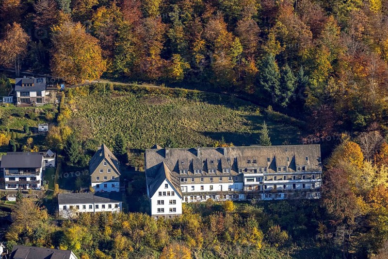 Aerial view, dilapidated old people's home St. Raphäl in Schützenstraße corner Unterm Hömberg in the district Fredeburg in Schmallenberg, Sauerland, North Rhine-Westphalia, Germany, DE, Europe, aerial view, aerial photography, aerial photography, Schmallenberg, overview, bird's-eye view, birds-eyes view, overview, disused, dilapidated, destroyed building