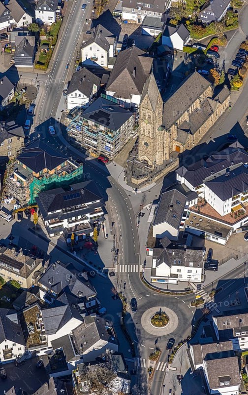Aerial view, town centre with parish church St. Nikolaus in Olsberg, Sauerland, North Rhine-Westphalia, Germany, place of worship, city, DE, Europe, religious community, place of worship, holy place, church, parish, denomination, aerial view, aerial photography, aerial photography, Olsberg, town centre, religion, religious site, overview, bird's-eye view, birds-eyes view, overview