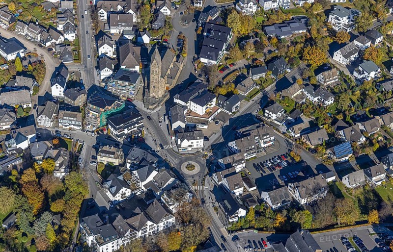 Aerial view, town centre with parish church St. Nikolaus in Olsberg, Sauerland, North Rhine-Westphalia, Germany, place of worship, city, DE, Europe, religious community, place of worship, holy place, church, parish, denomination, aerial view, aerial photography, aerial photography, Olsberg, town centre, religion, religious site, overview, bird's-eye view, birds-eyes view, overview