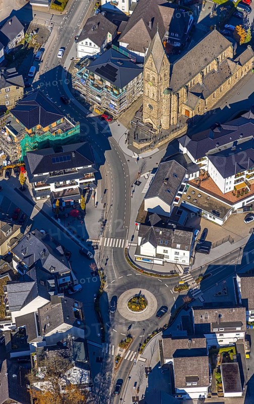 Aerial view, town centre with parish church St. Nikolaus in Olsberg, Sauerland, North Rhine-Westphalia, Germany, place of worship, city, DE, Europe, religious community, place of worship, holy place, church, parish, denomination, aerial view, aerial photography, aerial photography, Olsberg, town centre, religion, religious site, overview, bird's-eye view, birds-eyes view, overview