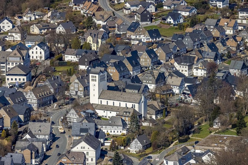 Aerial view, Catholic parish church of St George in Fredeburg, Schmallenberg, Sauerland, North Rhine-Westphalia, Germany, place of worship, DE, Europe, religious community, place of worship, holy place, high street, church, parish, church square, denomination, aerial view, aerial photography, aerial photography, religion, religious site, overview, bird's-eye view, living and life, residential area, birds-eyes view, overview