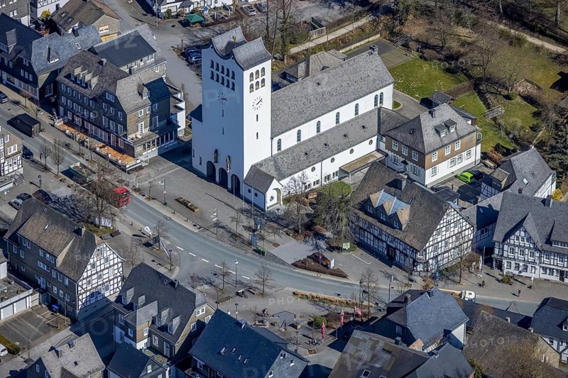 Aerial view, Catholic parish church of St George in Fredeburg, Schmallenberg, Sauerland, North Rhine-Westphalia, Germany, place of worship, DE, Europe, religious community, place of worship, holy place, high street, church, parish, church square, denomination, aerial view, aerial photography, aerial photography, religion, religious site, overview, bird's-eye view, living and life, residential area, birds-eyes view, overview