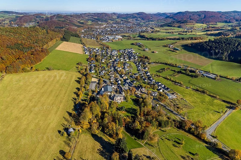 Aerial view, local view and Hotel Schloss Gevelinghausen in the district Gevelinghausen in Olsberg, Sauerland, North Rhine-Westphalia, Germany, DE, Europe, gastronomy, manor house, manor building, hotel, hotel facilities, hotel business, aerial view, aerial photography, aerial photography, Olsberg, castle, overview, bird's-eye view, overview