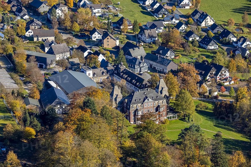 Aerial view, Hotel Schloss Gevelinghausen in the district of Gevelinghausen in Olsberg, Sauerland, North Rhine-Westphalia, Germany, DE, Europe, gastronomy, manor house, manor building, hotel, hotel facilities, hotel business, aerial view, aerial photography, aerial photography, Olsberg, castle, overview, bird's-eye view, overview
