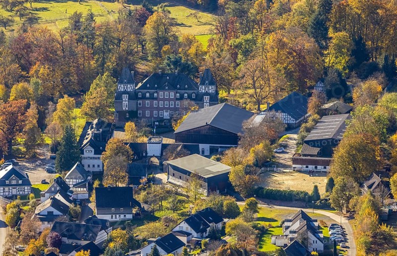 Aerial view, Hotel Schloss Gevelinghausen in the district of Gevelinghausen in Olsberg, Sauerland, North Rhine-Westphalia, Germany, DE, Europe, gastronomy, manor house, manor building, hotel, hotel facilities, hotel business, aerial view, aerial photography, aerial photography, Olsberg, castle, overview, bird's-eye view, overview