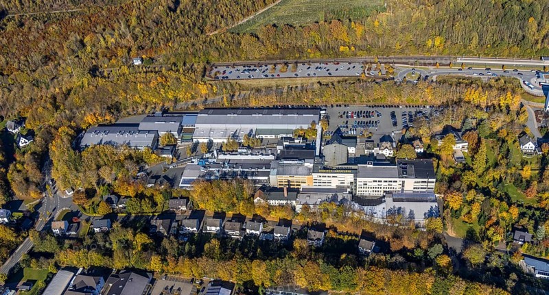 Luftbild, Werk Oventrop Armaturen im Ortsteil Bigge in Olsberg, Sauerland, Nordrhein-Westfalen, Deutschland, DE, Europa, Gewerbebetriebe, Gewerbefläche, Gewerbegebiet, Gewerbestandort, Gewerbliche Nutzung, Industriegebiet, Industriegebäude, Industriestandort, Luftaufnahme, Luftbildfotografie, Luftfotografie, Olsberg, Übersicht, Vogelperspektive, birds-eyes view, overview