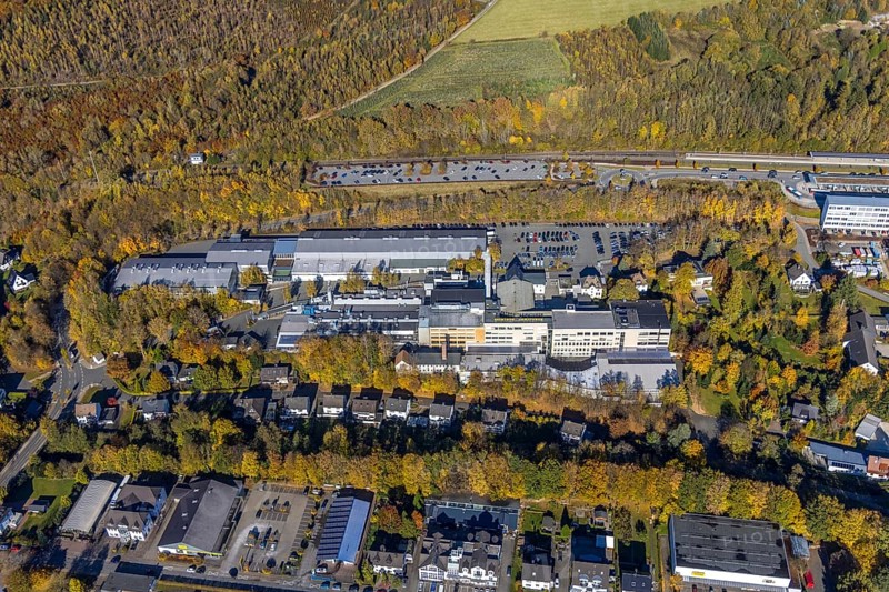 Luftbild, Werk Oventrop Armaturen im Ortsteil Bigge in Olsberg, Sauerland, Nordrhein-Westfalen, Deutschland, DE, Europa, Gewerbebetriebe, Gewerbefläche, Gewerbegebiet, Gewerbestandort, Gewerbliche Nutzung, Industriegebiet, Industriegebäude, Industriestandort, Luftaufnahme, Luftbildfotografie, Luftfotografie, Olsberg, Übersicht, Vogelperspektive, birds-eyes view, overview