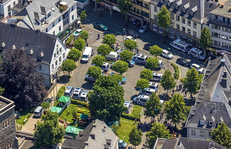 Aerial photo, police operation at Kurkölner Platz, Olpe city, Olpe, Sauerland, North Rhine-Westphalia, Germany, supervision, eye of the law, DE, Europe, aerial photography, aerial photography, law enforcement, police, state power, overview, bird's-eye view, birds-eyes view, overview