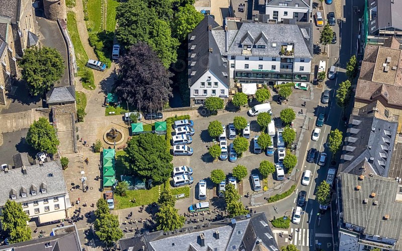 Aerial photo, police operation at Kurkölner Platz, Olpe city, Olpe, Sauerland, North Rhine-Westphalia, Germany, supervision, eye of the law, DE, Europe, aerial photography, aerial photography, law enforcement, police, state power, overview, bird's-eye view, birds-eyes view, overview