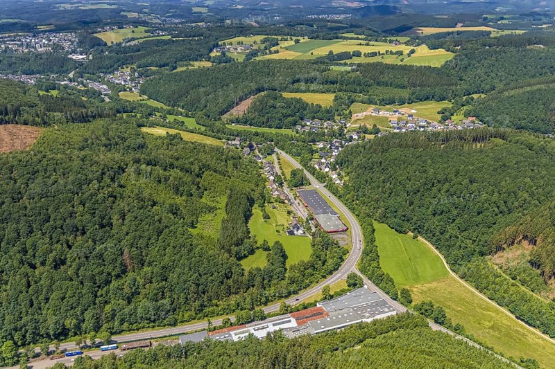 Aerial view, industrial area Stachelauer Hütte, Siegener Straße and local view Stachelau, Olpe, Sauerland, North Rhine-Westphalia, Germany, federal road B54, DE, Europe, property tax, hilly landscape, real estate, aerial view, aerial photography, aerial photography, local view, townscape, urban area, overview, bird's eye view, forest area, meadows and fields, residential area, living and life, residential area, residential buildings, residential quality, housing estate, birds-eyes view, overview