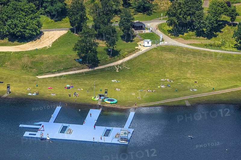Aerial view, Biggesee, Camping Biggesee - Vier Jahreszeiten, bathers on sunbathing lawn and pontoon, Rhode, Olpe, Sauerland, North Rhine-Westphalia, Germany, bathing platform, bathing fun, Biggetalsperre, DE, Europe, aerial view, aerial photography, aerial photography, pontoon, lake, reservoir, dam, overview, bird's eye view, birds-eyes view, overview