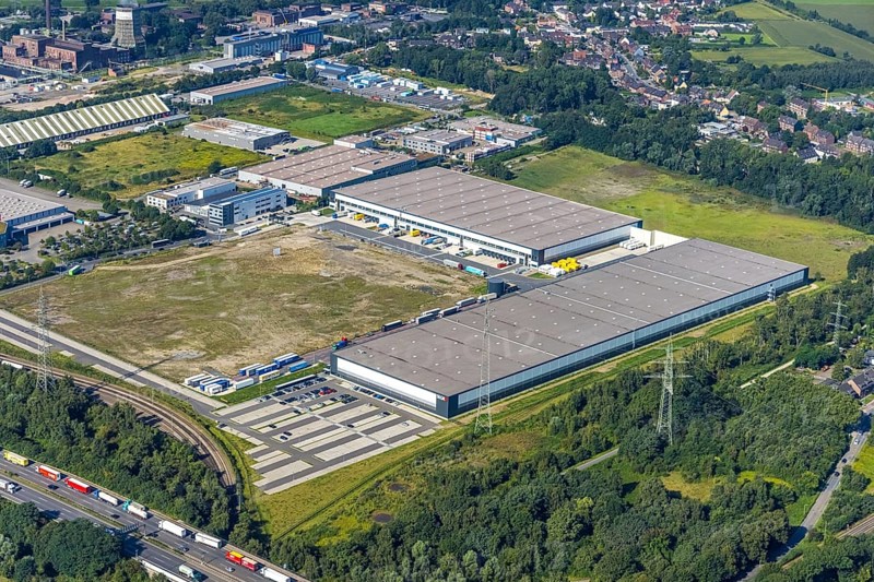 Aerial view, SEGRO Logistics Park Oberhausen and Lekkerland Logistics Centre Oberhausen in the Waldteich Industrial Park in the Holten district of Oberhausen, Ruhr area, North Rhine-Westphalia, Germany, DE, Europe, commercial enterprises, commercial area, industrial estate, Waldteich Industrial Park, commercial location, commercial use, freight traffic, industrial area, industrial building, industrial site, logistics, logistics service, logistics service provider, logistics provider, logistics centre, aerial view, aerial photography, aerial photography, Oberhausen, SEGRO Parks, transport service, overview, bird's-eye view, overview