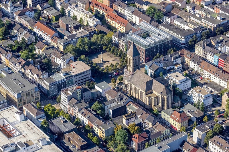 Aerial view, Evangelical Heart of Jesus Church and Old Market with Peace Column in the city centre, Oberhausen, Ruhr area, North Rhine-Westphalia, Germany, place of worship, DE, Europe, faith community, place of worship, green trees, hall church, holy place, church, church community, denomination, aerial view, aerial photography, aerial photography, market, marketplace, religion, religious site, overview, bird's-eye view, weekly market market, birds-eyes view, overview