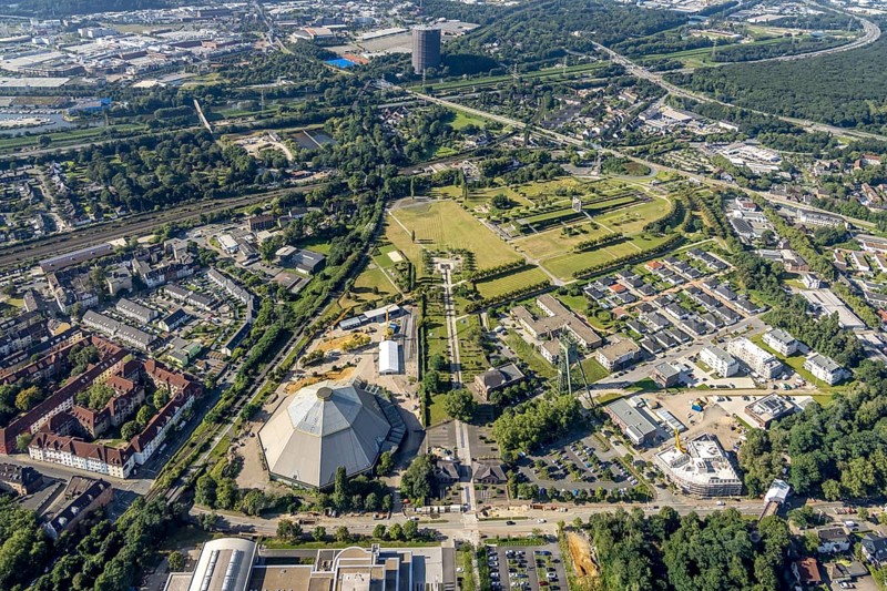 Aerial view, OLGA Park with ASO Oberhausen senior citizens' residence at OLGA Park, winding tower and old Steigerhaus as well as garden dome in Osterfeld, Oberhausen, Ruhr area, North Rhine-Westphalia, Germany, DE, Europe, leisure park, gasometer, culture, art, aerial view, aerial photography, aerial photography, park, overview, event location, event centre, bird's-eye view, former Osterfeld colliery and coking plant, cultural use, overview