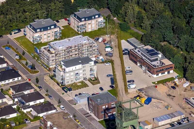 Aerial view, construction site and new construction residential buildings Auf dem Schacht am OLGA Park in the district of Osterfeld in Oberhausen, Ruhr area, North Rhine-Westphalia, Germany, construction work, construction, construction area, building site, building plots, construction project, construction site, DE, Europe, property tax, real estate, aerial photography, aerial photography, new construction, Oberhausen, overview, bird's-eye view, housing estate, housing and living, residential area, residential buildings, quality of living, residential neighbourhood, housing estate, birds-eyes view, former Osterfeld colliery shaft 3, overview