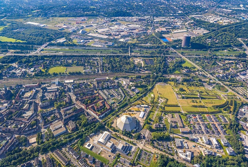 Aerial view, OLGA Park with ASO Oberhausen senior citizens' residence at OLGA Park, winding tower and old Steigerhaus as well as garden dome, in the background the Centro Oberhausen shopping centre in Osterfeld in Oberhausen, Ruhr area, North Rhine-Westphalia, Germany, DE, shopping centre, shopping mall, shopping mile, shopping markets, shopping place, shopping centre, Europe, leisure park, culture, art, aerial view, aerial photography, aerial photography, Oberhausen, park, shopping, shopping centre, overview, event location, event venue, event centre, bird's-eye view, birds-eyes view, former Osterfeld colliery and coking plant, cultural use, overview