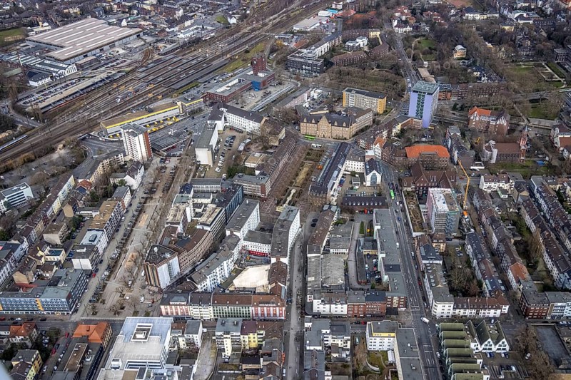 Aerial photo, Bert-Brecht-Haus, Paul-Reusch-Straße, Friedensplatz, police station, house facade renovation, central station, city centre, Oberhausen, Ruhr area, North Rhine-Westphalia, Germany, eye of the law, railway tracks, railway station, construction work, construction area, construction project, construction site, DE, Deutsche Bahn AG, adult education centre, Europe, main station, aerial view, aerial photography, aerial photography, law enforcement officer, police, police station, police station, renovation, refurbishment, sculpture water bird, state power, state power, overview, bird's eye view, birds-eyes view, overview