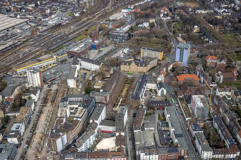 Aerial photo, Bert-Brecht-Haus, Paul-Reusch-Straße, Friedensplatz, police station, house facade renovation, central station, city centre, Oberhausen, Ruhr area, North Rhine-Westphalia, Germany, eye of the law, railway tracks, railway station, construction work, construction area, construction project, construction site, DE, Deutsche Bahn AG, adult education centre, Europe, main station, aerial view, aerial photography, aerial photography, law enforcement officer, police, police station, police station, renovation, refurbishment, sculpture water bird, state power, state power, overview, bird's eye view, birds-eyes view, overview